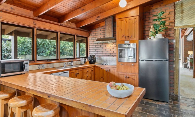 Bundalong House | Water’s Edge Bundalong: Family-Friendly with Pool & Breakfast