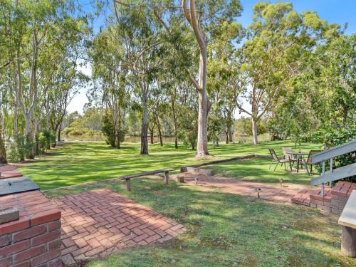 Bundalong House | Family-Friendly Retreat at Water's Edge Bundalong