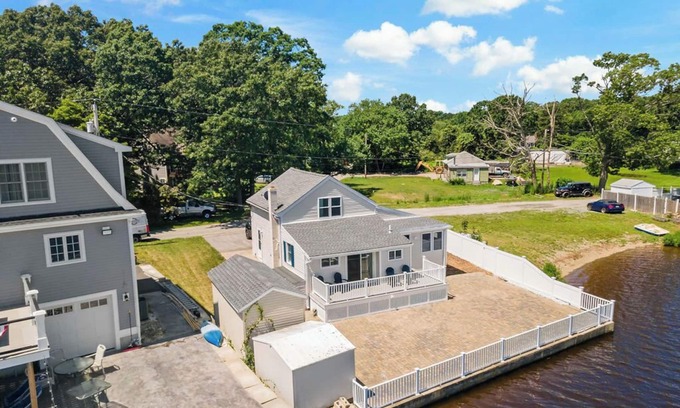 Dighton House | Water's Edge Cottage: Pet-Friendly Waterfront Escape