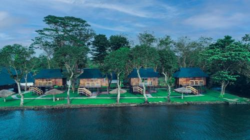 Kumarakom Resort | Experience Water Scapes: Oceanfront Retreat with Spa & Pool