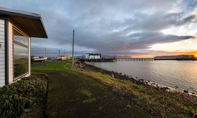 Garibaldi Cottage | Water & Sunset Views-with AC, WiFi in Garibaldi