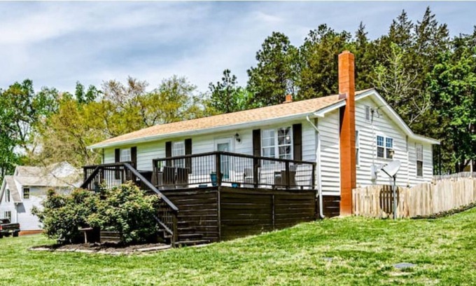 Midlothian House | Water View Retreat: Family-Friendly Stay with Breakfast!
