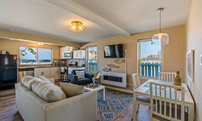 Birch Bay Condo | Scenic Oceanfront Retreat with WIFI & Beach Access