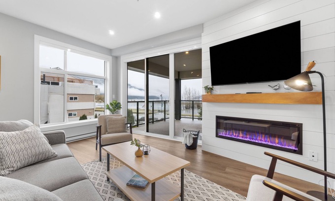 Harrison Hot Springs Condo | Cozy Water View 2BR + Den with Kitchen & Lake Access