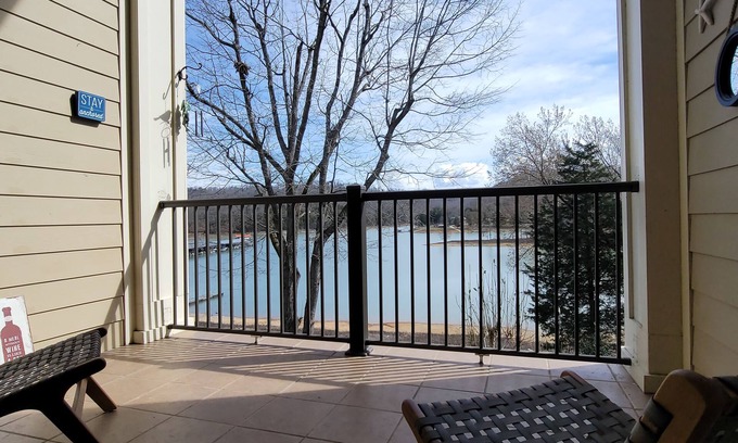 Andersonville Condo | Water View Condo with Jetted Tub, Pool & Gym Access