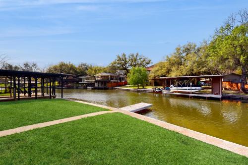Kingsland House | Water View Hideaway: Pet & Child-Friendly Retreat