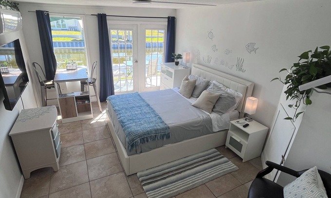 Okeechobee Cottage | Tranquil Water View Retreat with Pet-Friendly Amenities