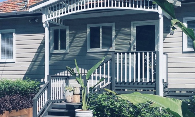 Bundabah House | Cozy Retreat with Water Views of The Cove - Rated 9.8