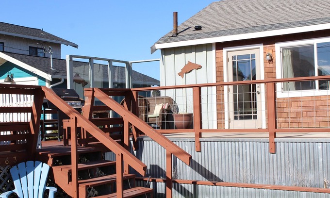 Sunlight Beach Cottage | Cozy Retreat with Ocean Views in Whidbey Island Getaway