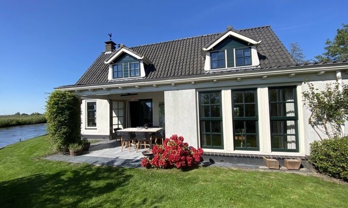 Goingarijp Villa | Exceptional Water Villa Ballingbuer with Spa & Lake Views