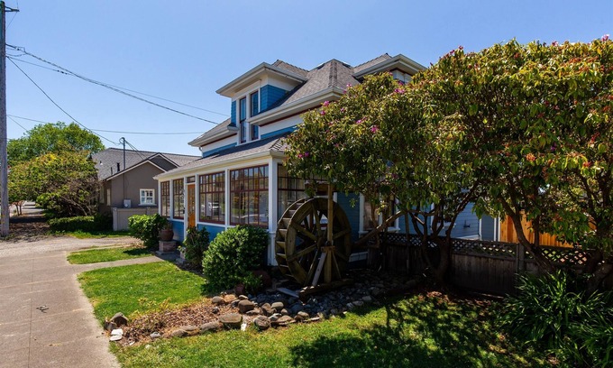 Eureka House | Guest Rated 10/10: Water Wheel Victorian with Ocean Views