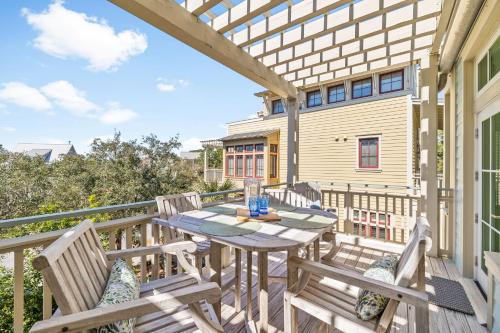 Beach District House | Watercolor 1660 #302: Family-Friendly Retreat with Pool