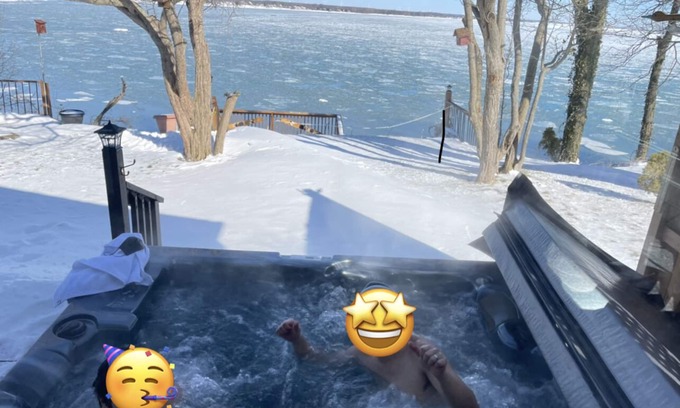 Selkirk Cottage | WaterEdge’s Nest: Family-Friendly Retreat with Lake Views