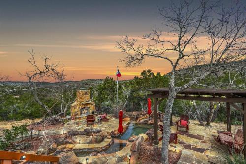 Wimberley House | Enjoy Family-Friendly Amenities at Waterfall Vista Hotel