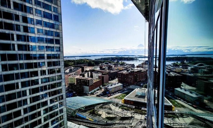 Kallio Apartment | Beautiful 1 Bedroom Skyscraper Suite with Spa in Kalasatama