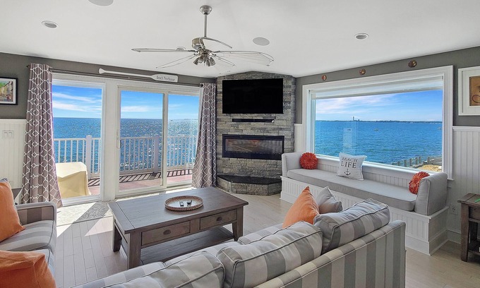 North Truro Condo | Beachfront 2BD Condo with Breathtaking Water Views