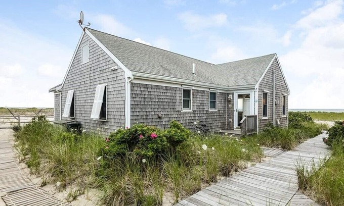 North Truro Cottage | Beachfront 2BD Cottage: Guest Rated 10/10, Ocean View & Deck