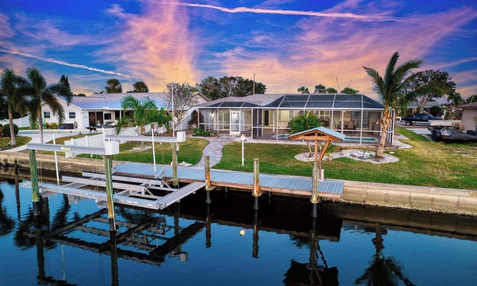 Apollo Beach House | Waterfront 3 Br~Newly Renovated~Pool~Dog Friendly