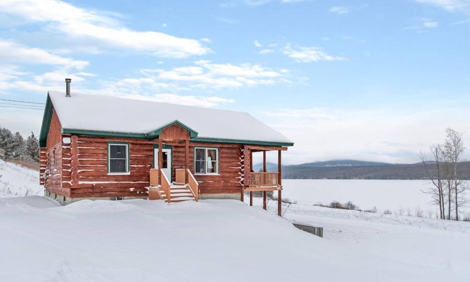 Pittsburg Apartment | Picturesque Lakefront Log Home with Ocean View & Breakfast