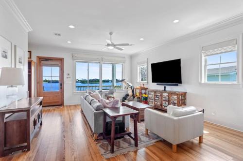 Lake Charles House | Waterfront 4 Bedroom Home with Pet and Child-Friendly Amenities