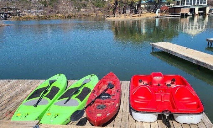 Kingsland House | Waterfront Retreat: Guest Rated 9.8, Perfect for Relaxation