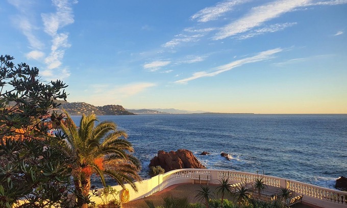 Le Trayas Apartment | Scenic Waterfront Apartment with Pool and Ocean View