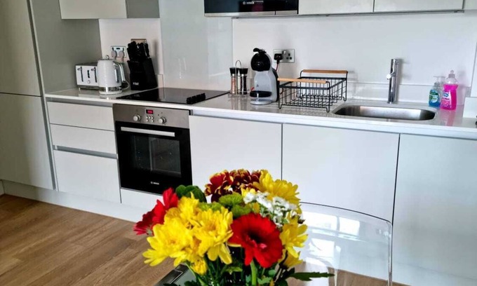 Gloucester Apartment | Idyllic Waterfront Apartment in Gloucester Docks with Spa