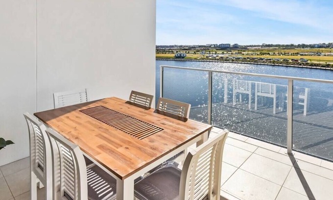 Birtinya Apartment | WATERFRONT APARTMENT 100mtrs to (SCUH)