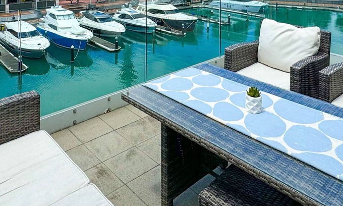 Auckland Central Business District Apartment | Waterfront Apartment with Sky Tower & Breathtaking Harbour Views
