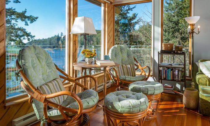 Bowen Island Cottage | Seaside Retreat with Panoramic Views & Pet-Friendly Amenities