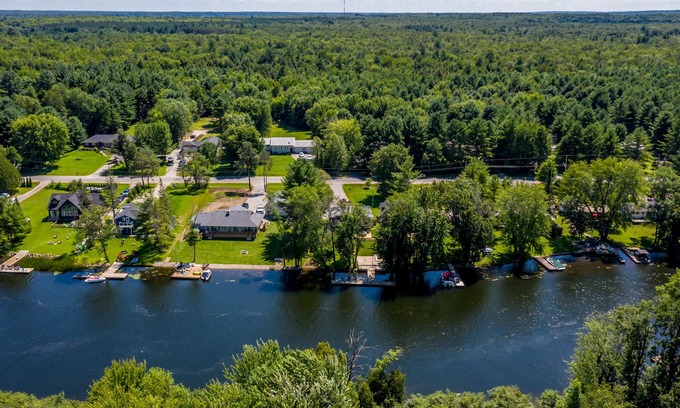 Severn Bridge Cottage | Waterfront! Beautiful. New Hot tub. On Trent-Severn Waterway. Muskoka.