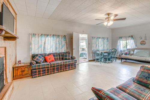 Maryneal House | Waterfront Blackwell Cottage with Patio and Fire Pit!