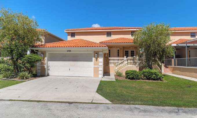 Homosassa Villa | Waterfront Retreat: Pet-Friendly with Dock & Family Amenities