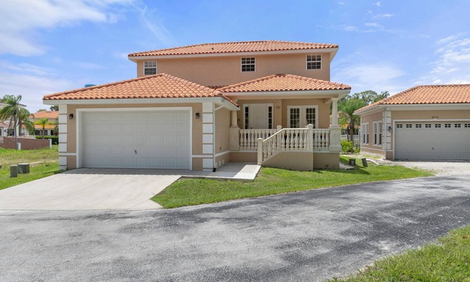 Homosassa Villa | Waterfront Retreat: Pet-Friendly with Boat Dock & Great Reviews