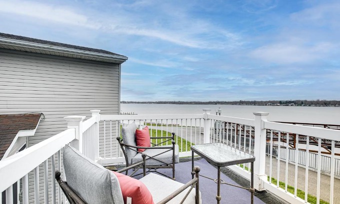 Buckeye Lake House | Scenic Buckeye Lake House with Deck and Beautiful Views