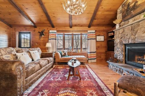 Tunkhannock House | WaterFront Cabin with Hot Tub, Kayaks & Fun Game Consoles