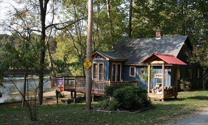 Draper Cabin | Pet-Friendly Waterfront Cabin Near Virginia Tech & Radford