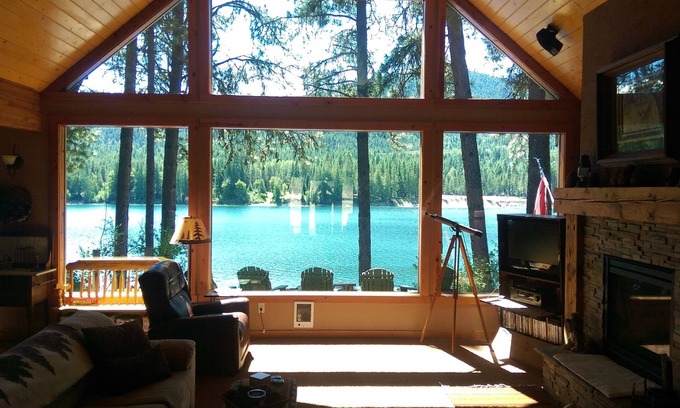 Cusick Cabin | Idyllic Waterfront Cabin on Pend Oreille River with Breakfast