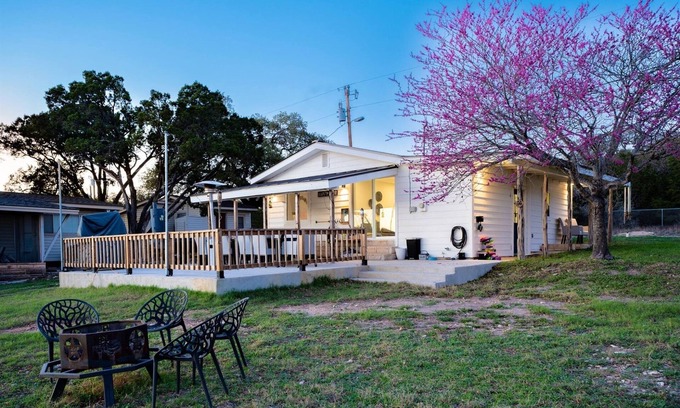 Oatmeal Hotel | Pet-Friendly Retreat: Stars and S’mores at Flat Creek Winery
