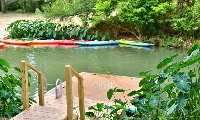 Sutherland Springs Cabin | Waterfront Retreat with Kayaking, Pool & Hot Tub Awaits!
