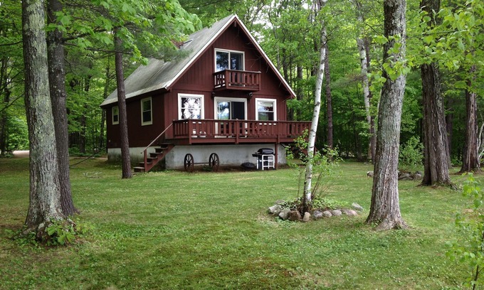 Conway Ski Chalet | Idyllic Waterfront Chalet with Private Beach in New Hampshire