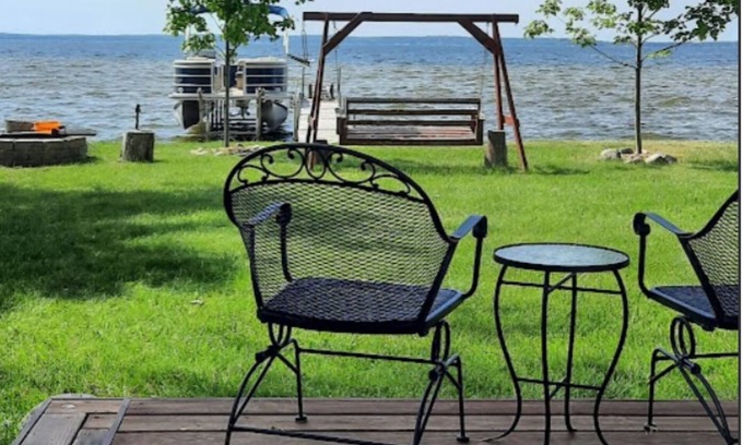 Houghton Lake Cottage | Captivating Waterfront Retreat with Ocean Views & Pool