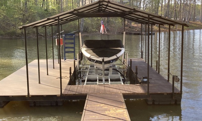 Gumlog Cabin | Historic Waterfront Cabin Retreat with Scenic Lake Views
