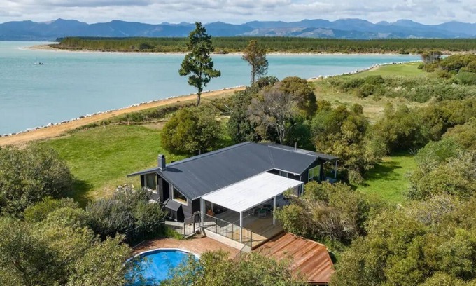 Mapua House | Exceptional Waterfront Classic Kiwi Bach with Ocean View