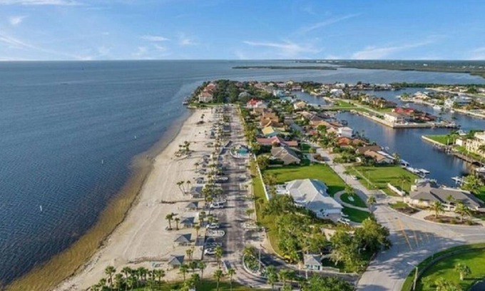 Gulf Landings Condo | Scenic Waterfront Condo with Boat Slip & Dog-Friendly Access