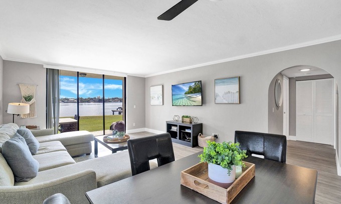 Lantana Condo | Prime Waterfront Condo with Boat Dock in Palm Beach