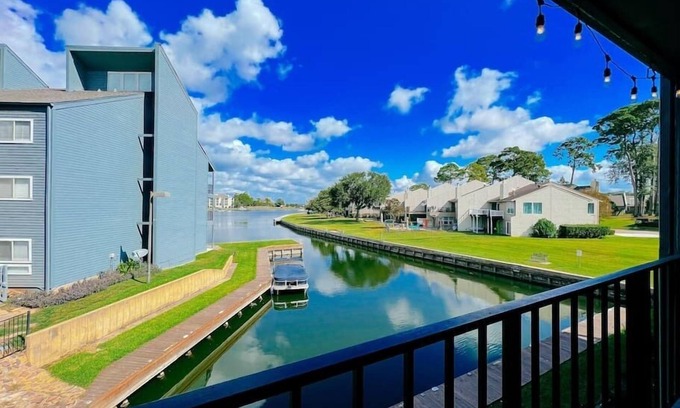 Walden on Lake Conroe Condo | Unforgettable Waterfront Condo with Ocean View & Pool