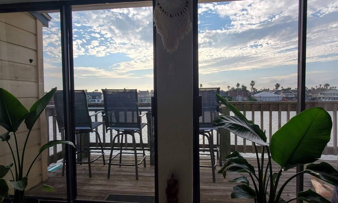 Corpus Christi Condo | Waterfront Condo with Breathtaking Sunset and Pool Access