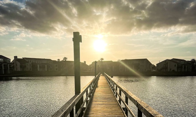 Harbor Oaks Condo | Bay View Condo with Pool, Tennis & Deck: Rated 10/10
