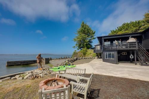 Barview House | Scenic Coos Bay Retreat with Kayaks and Pet-Friendly Stays